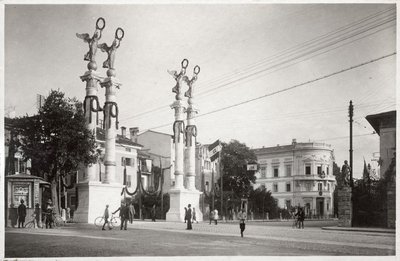Udine, via Vittorio Veneto, colonne trionfali in occasione della visita del re, 1924