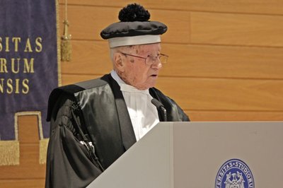 Il professor Gianfranco D'Aronco durante la lectio
