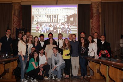 Gambetti con la commissione di laurea e gli specializzandi in Neurologia di Udine
