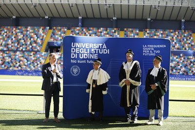I saluti iniziali, da sinistra Alberto Rigotto, direttore amministrativo dell'Udinese, Roberto Pinton, Andrea Cafarelli, Agostino Dovier