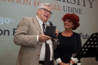 Il rettore De Toni consegna il sigillo dell'Ateneo Udine alla ministra Fedeli