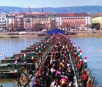 3 Ponte dellâEuropa, ponte di barche provvisorio realizzato il 15 marzo 2003 alla vigilia dellâingresso dellâUngheria nellâUE.jpg