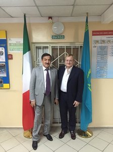 Shymkent, da sinistra Madi Bigaliyev, direttore del dipartimento di chirurgia dellâHospital of Emergency Care e  Andrea Risaliti
