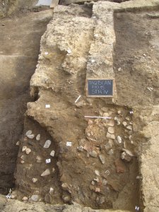 Il focolare in cui Ã¨ stata trovata la tazza in corso di scavo