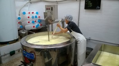 Lavorazione del latte in un caseificio sociale sudcoreano