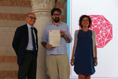 Per Giuseppe Fidotta ritira il premio Diego Cavallotti, con Roberto Pinton e Maria Cristina Nicoli