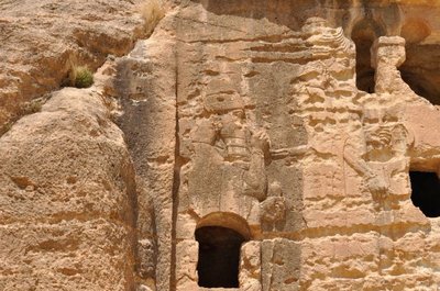 Dettaglio del grande rilievo di Khinis con visibile il re Sennacherib alle spalle del dio Assur