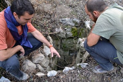 Indagine di un antico pozzo con le pareti ricoperte di grossi massi, scoperto nei pressi di Amioun