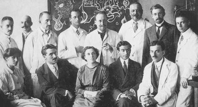 Alois Alzheimer con Gaetano Perusini e altri collaboratori nel laboratorio di Monaco di Baviera