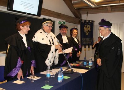 Da sinistra, Nicoletta Vasta, il rettore De Toni duratnte la proclamazione, Mauro Pascolini, Antonella Pocecco e Bruno Pizzul