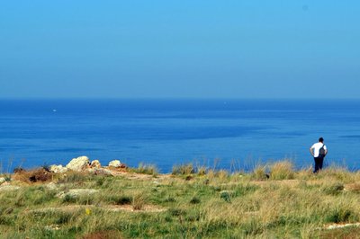 Davanti al mare, nei pressi di Al-Qalamoun, ricognizione di un possibile sito individuato attraverso lo studio delle foto satellitari
