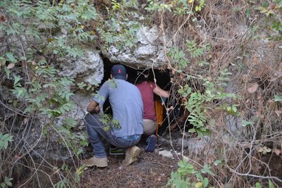 Entrata di una piccola grotta scavata artificialmente in antichitÃ  nei campi attorno Amioun