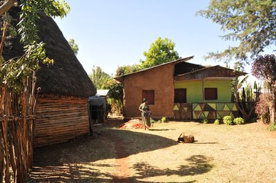 Etiopia regione Gurage coesistenza del tipo tradizionale a forma rotonda e nuove tipologie costruttive