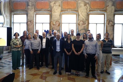Foto di gruppo con i vincitori, i relatori delle loro tesi, la commissione e vari candidati