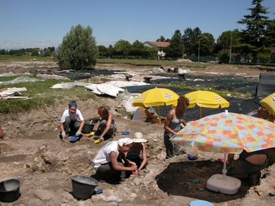 Studenti impegnati nel lavoro di scavo