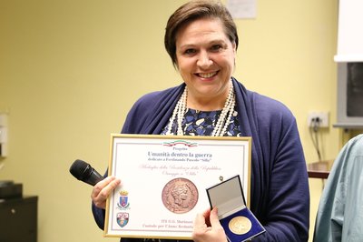 Consegna all'Ist. Marinoni della Medaglia della Presidenza "Omaggio a Silla": prof.ssa Laura Decio, dirigente scolastica  