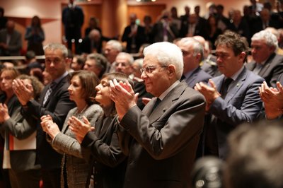 Il  Presidente Mattarella applaude il coro