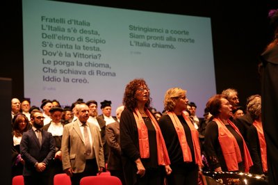 Il coro dell'Uniud Pressacco canta l'Inno d'Italia