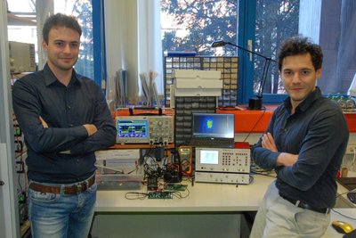 Mario Ursino (a sinistra) e Roberto Rizzolatti nel laboratorio di elettronica di potenza dell'UniversitÃ  di Udine