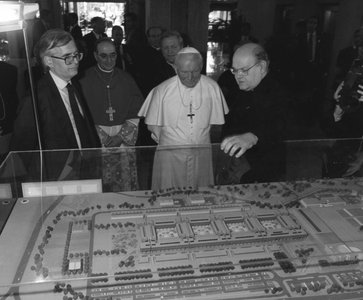 Frilli (a destra) illustra a Giovanni Paolo II il piano dei Rizzi durante la visita del papa, 3 maggio 1992