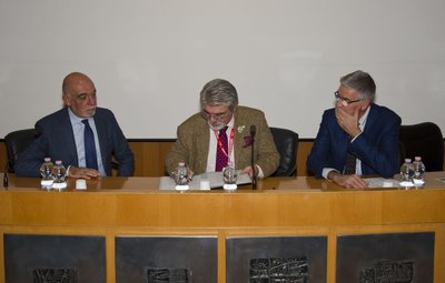 La firma dell'accordo. Da sinistra Boggio, Delendi e Brusaferro
