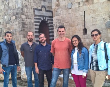 La missione di fronte al castello medievale di Tripoli. Da sinistra Ghayss Obeid, Riccardo Menis, Luigi Turri, Marco Iamoni, Sirinn Ghiye, May Haider