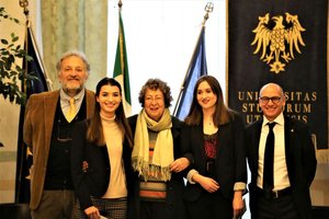Bruno Grassi (a sinistra) e il rettore Roberto Pinton con Anna Maria Zecchin e le vincitrici del Premio