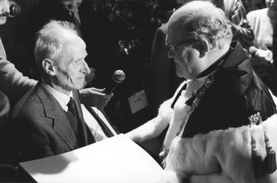 Il rettore Franco Frilli consegna a Tarcisio Petracco il diploma di Benemerito della scienza, della cultura e delle arti, durante l'inaugurazione dell'anno accademico 1985/86