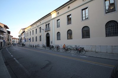 L'ingresso della Biblioteca umanistica e della formazione in via Mantica 3 a Udine