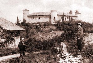 Un'immagine della Rocca Bernarda a inizi Novecento (fonte www.natisone.it)