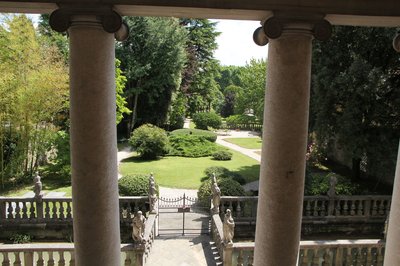 Un'immagine del parco di palazzo Antonini