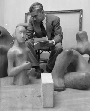 Rodolfo Pallucchini fra le opere di Henry Moore, Biennale di Venezia, 1948 (Fondazione Giorgio Cini, Venezia).