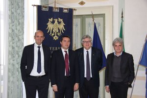 Da sinistra Marco Sartor, Daniele Petraz, Alberto F. De Toni e Roberto Rinaldo, direttore del Dipartimento di ingegneria elettrica, gestionale e meccanica