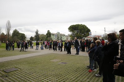 Genitori e autorità che assistono al concerto