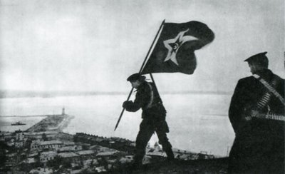 1944, i sovietici piantano la bandiera sul monte Mitridate dopo la riconquista sovietica di KerÄ