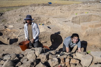 Un collaboratore, del vicino paese di Jujar, e Maddalena Scattini, durante gli scavi attorno al Rectangular Mudbrick Building ad Asingeran