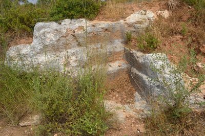 Resti di strutture intagliate nella roccia nell'area funeraria di Nakhle