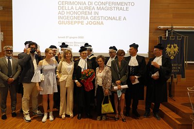 La commissione di laurea con Giuseppe Jogna e la sua famiglia