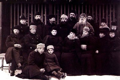 Tolstoj con un gruppo di discepoli pacifisti a Pietroburgo nel 1897