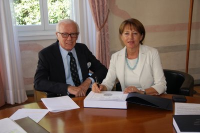 1 Attilio Maseri e Cristiana Compagno (2 agosto 2013, firma donazione Biblioteca Florio)