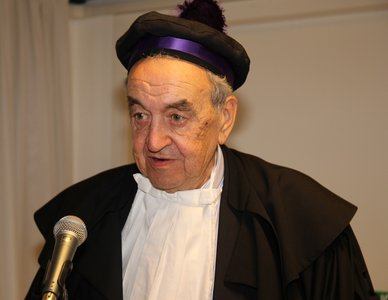 Bruno Pizzul mentre tiene la lezione magistrale al conferimento della laurea honoris causa (2015, Gorizia)