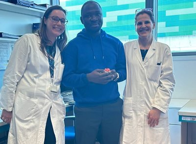 Da sinistra Sara Cmet, Ballison Simatimbe, Anna Rosa Cussigh nel Laboratorio di patologia clinica diretto da Francesco Curcio