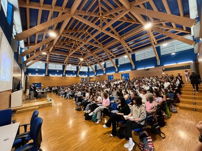 Gli studenti nell'aula Strassoldo nel primi giorno di lezione del semestre filtro