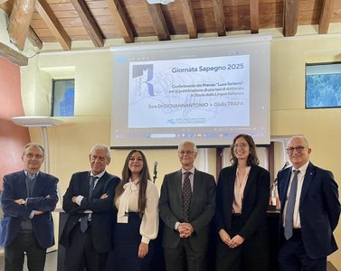 Da sinistra: Giorgio Inglese e Giuseppe Patota, componenti della commissione giudicatrice; Sara Di Giovannantonio; Claudio Marazzini, presidente onorario dell’Accademia della Crusca; Giulia Trapa; Paolo D’Achille, presidente dell’Accademia della Crusca