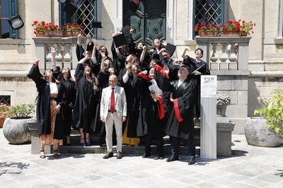 Lancio del tocco dei primi 15 diplomati del master
