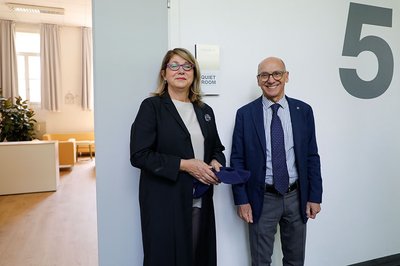 Laura Casella e Roberto Pinton allo scoprimento della targa della Quiet room di Palazzo Antonini