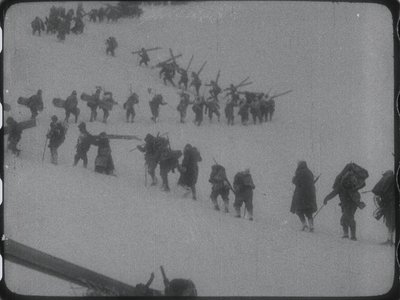 Risalita verso il più alto valico affrontato dalle truppe italiane (Cinecittà – Archivio Storico Luce; Università di Udine)