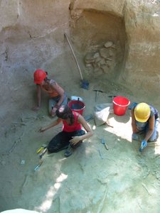 Archeologi al lavoro in una delle tombe 