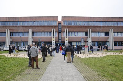 Le due aiuole ai lati del viale d'ingresso al polo scientifico