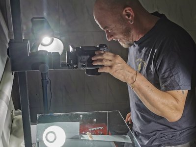 I reperti vengono fotografati e catalogati con il lavoro di Mirco Cusin